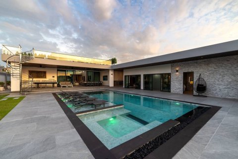 Villa in Pattaya, Thailand 6 bedrooms № 124461