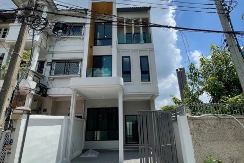 Reihenhaus in Bangkok, Thailand 4 Schlafzimmer № 111658