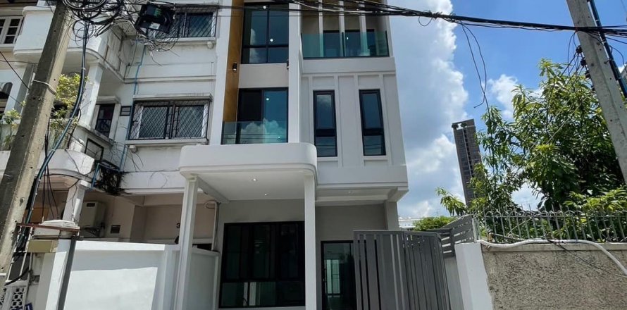 Adosado de 4 dormitorios en Bangkok, Tailandia № 111658