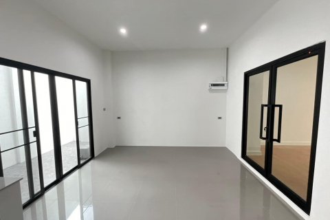 Adosado de 4 dormitorios en Bangkok, Tailandia № 111658 - foto 7