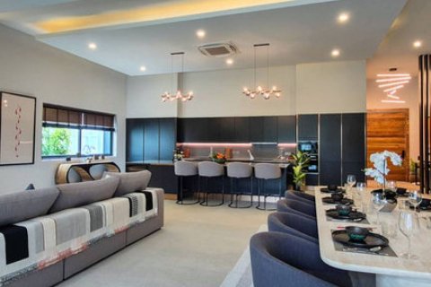 Chalet de 5 dormitorios en Pattaya, Tailandia № 132925 - foto 2