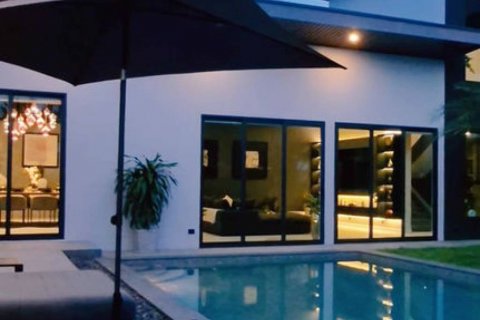 Chalet de 5 dormitorios en Pattaya, Tailandia № 132925 - foto 10