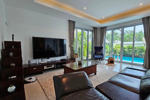 Casa de 3 dormitorios en Pattaya, Tailandia № 112031 - foto 10
