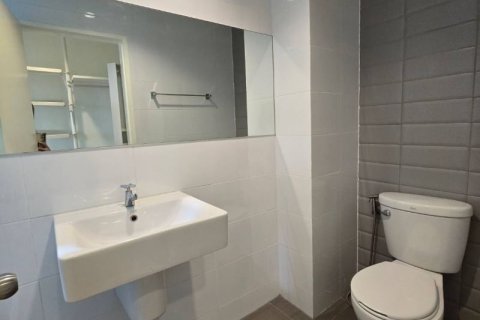 Condominio de 2 dormitorios en Khlong Toei, Bangkok, Tailandia № 123862 - foto 17