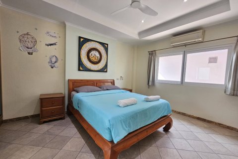 Casa de 5 dormitorios en Pattaya, Tailandia № 130358 - foto 17