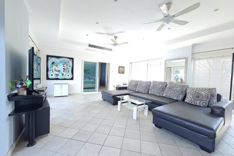 Casa de 5 dormitorios en Pattaya, Tailandia № 130358 - foto 11