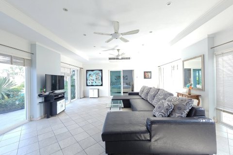 Casa de 5 dormitorios en Pattaya, Tailandia № 130358 - foto 10