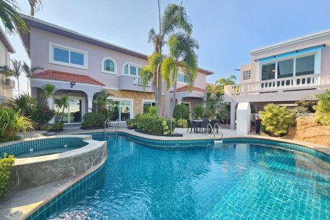 Casa de 5 dormitorios en Pattaya, Tailandia № 130358 - foto 2