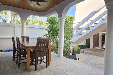 Casa de 5 dormitorios en Pattaya, Tailandia № 130358 - foto 6