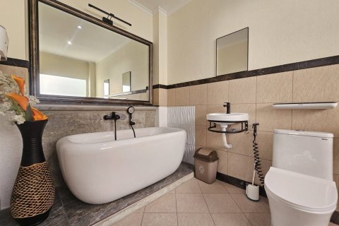 Casa de 5 dormitorios en Pattaya, Tailandia № 130358 - foto 14