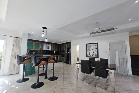 Casa de 5 dormitorios en Pattaya, Tailandia № 130358 - foto 12