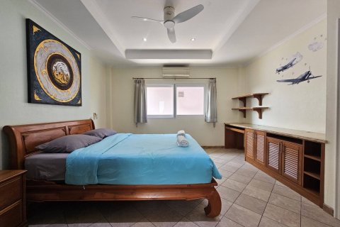 Casa de 5 dormitorios en Pattaya, Tailandia № 130358 - foto 18