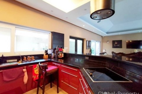 Casa de 4 dormitorios en Pattaya, Tailandia № 132292 - foto 16