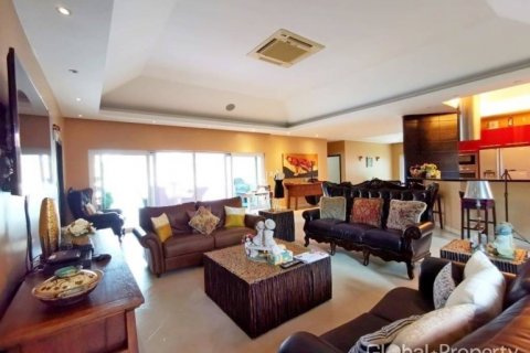 Casa de 4 dormitorios en Pattaya, Tailandia № 132292 - foto 6