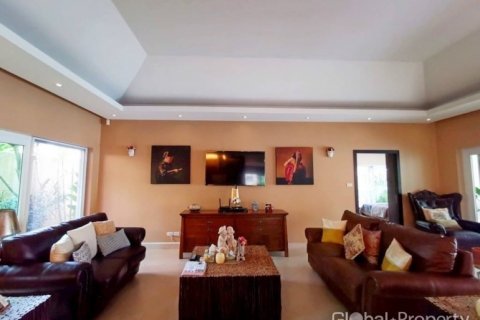 Casa de 4 dormitorios en Pattaya, Tailandia № 132292 - foto 9