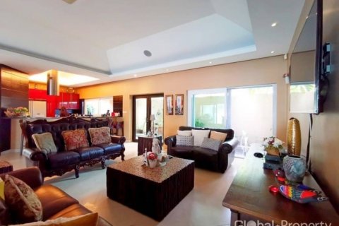 Casa de 4 dormitorios en Pattaya, Tailandia № 132292 - foto 7