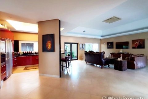 Casa de 4 dormitorios en Pattaya, Tailandia № 132292 - foto 12