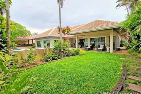Casa de 4 dormitorios en Pattaya, Tailandia № 132292 - foto 5