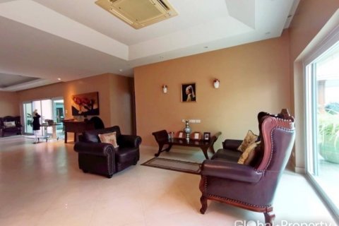 Casa de 4 dormitorios en Pattaya, Tailandia № 132292 - foto 10