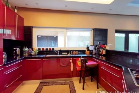 Casa de 4 dormitorios en Pattaya, Tailandia № 132292 - foto 15