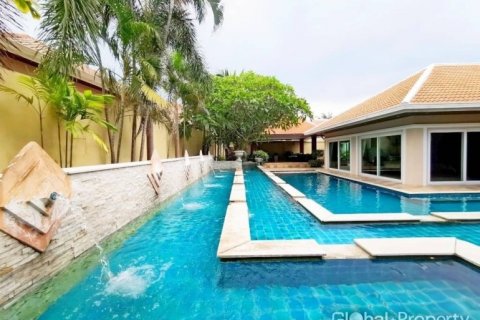 Casa de 4 dormitorios en Pattaya, Tailandia № 132292 - foto 2