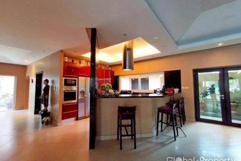 Casa de 4 dormitorios en Pattaya, Tailandia № 132292 - foto 13