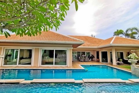 Casa de 4 dormitorios en Pattaya, Tailandia № 132292 - foto 3