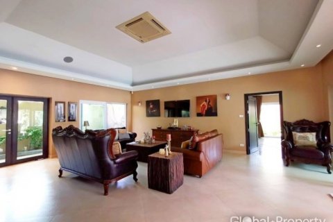 Casa de 4 dormitorios en Pattaya, Tailandia № 132292 - foto 8