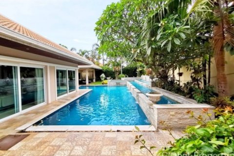 Casa de 4 dormitorios en Pattaya, Tailandia № 132292 - foto 4