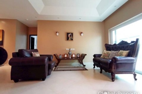 Casa de 4 dormitorios en Pattaya, Tailandia № 132292 - foto 11