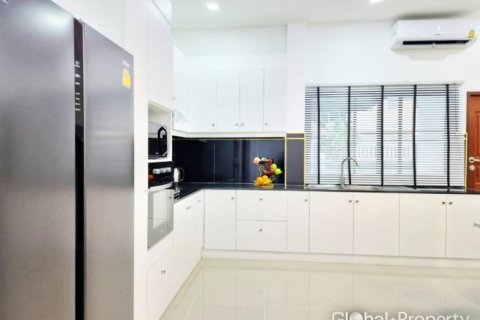 Casa de 4 dormitorios en Pattaya, Tailandia № 132286 - foto 8