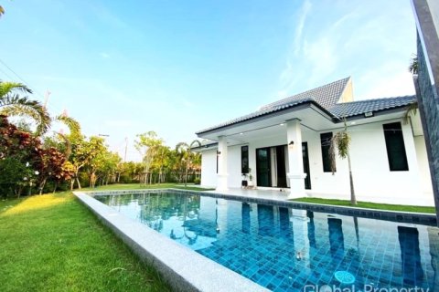 Casa de 4 dormitorios en Pattaya, Tailandia № 132286