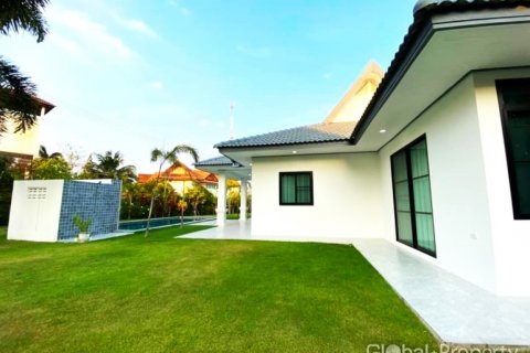 Casa de 4 dormitorios en Pattaya, Tailandia № 132286 - foto 3