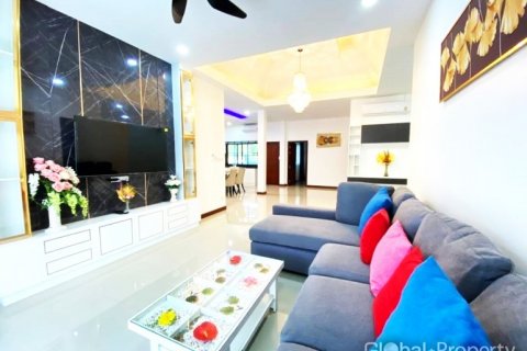 Casa de 4 dormitorios en Pattaya, Tailandia № 132286 - foto 4