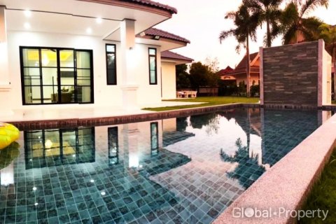 Casa de 4 dormitorios en Pattaya, Tailandia № 132286 - foto 17