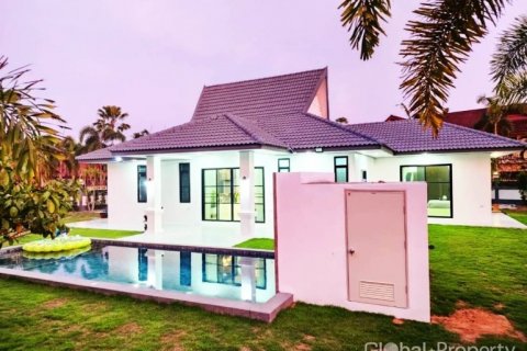 Casa de 4 dormitorios en Pattaya, Tailandia № 132286 - foto 16