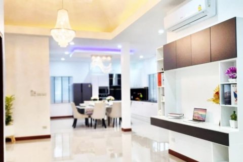 Casa de 4 dormitorios en Pattaya, Tailandia № 132286 - foto 6