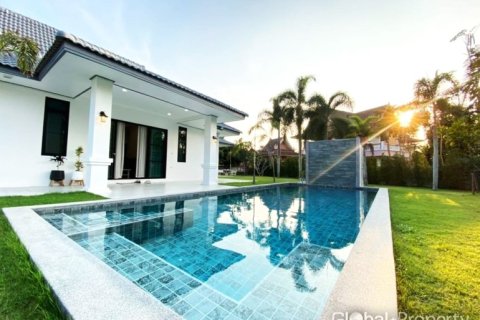 Casa de 4 dormitorios en Pattaya, Tailandia № 132286 - foto 19