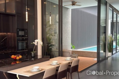 Casa de 6 dormitorios en Pattaya, Tailandia № 132287 - foto 12