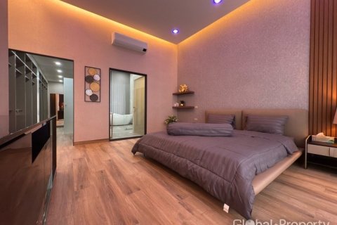 Casa de 6 dormitorios en Pattaya, Tailandia № 132287 - foto 16