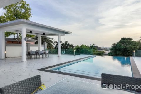 Casa de 4 dormitorios en Pattaya, Tailandia № 144490 - foto 4