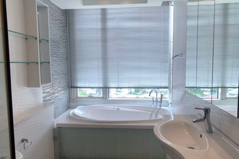 Condominio de 3 dormitorios en Khlong San, Bangkok, Tailandia № 101838 - foto 21