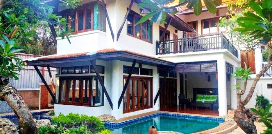 Casa de 4 dormitorios en Pattaya, Tailandia № 132339