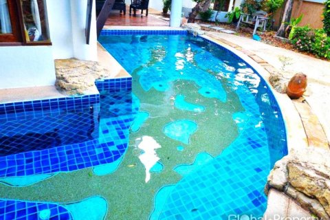 Casa de 4 dormitorios en Pattaya, Tailandia № 132339 - foto 2