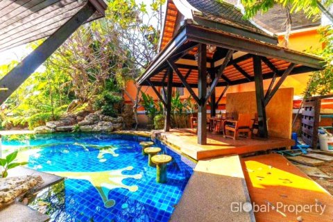 Casa de 4 dormitorios en Pattaya, Tailandia № 132339 - foto 14