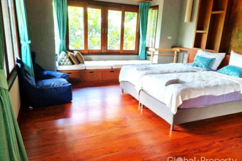 Casa de 4 dormitorios en Pattaya, Tailandia № 132339 - foto 9