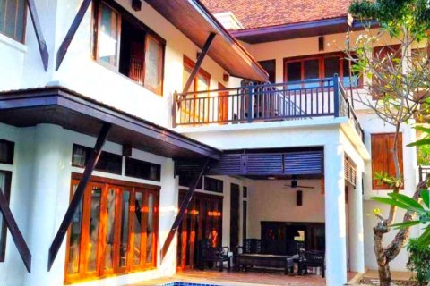 Casa de 4 dormitorios en Pattaya, Tailandia № 132339 - foto 3