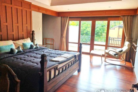 Casa de 4 dormitorios en Pattaya, Tailandia № 132339 - foto 11