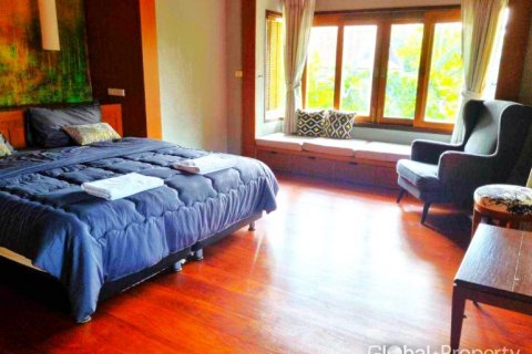 Casa de 4 dormitorios en Pattaya, Tailandia № 132339 - foto 8