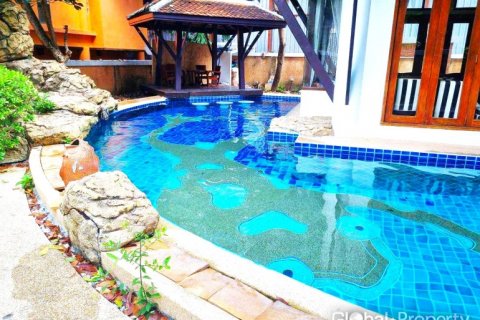 Casa de 4 dormitorios en Pattaya, Tailandia № 132339 - foto 5